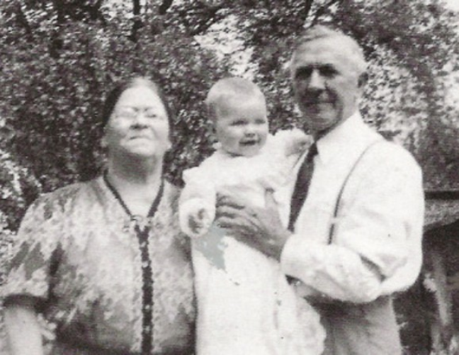 Hillary’s grandparents Hugh and Hannah (née Jones) Rodham. Secretary Clinton is in the center.